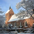 st.-johannes-kirche-im-winter.jpg St. Johannes-Kirche mit verschneitem Dach und Turm, umgeben von Bäumen und winterlicher Landschaft