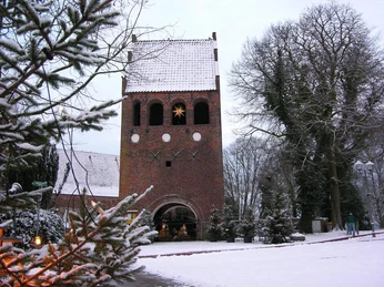 st.-johanneskirche-schnee-weihnachtsbeleuchtung.jpg