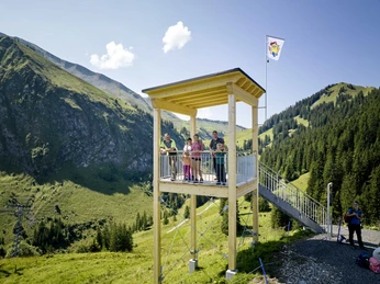 Feuerstelle Twäregg Eine Familie auf dem Aussichtsturm beim Twäregg auf der Stockhütte.