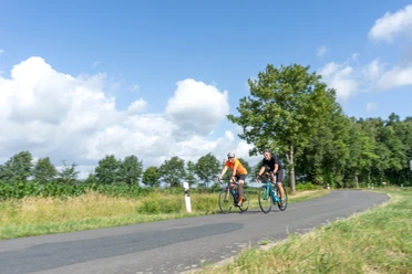 Zwei Rennradfahrer mit Tempo Zwei Rennradfahrer mit Tempo