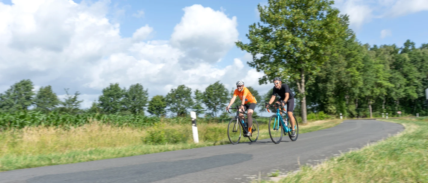 Zwei Rennradfahrer mit Tempo Zwei Rennradfahrer mit Tempo