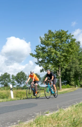 Zwei Rennradfahrer mit Tempo Zwei Rennradfahrer mit Tempo