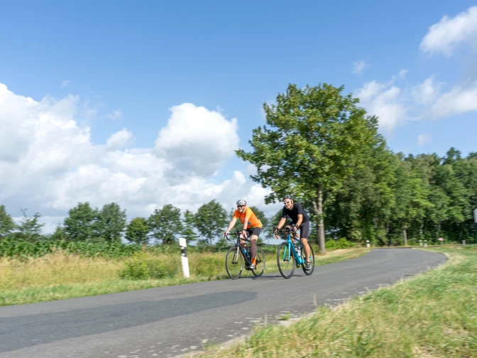 Zwei Rennradfahrer mit Tempo Zwei Rennradfahrer mit TempoTwo racing cyclists with speedTo racercyklister i høj fartTwee wielrenners op snelheid