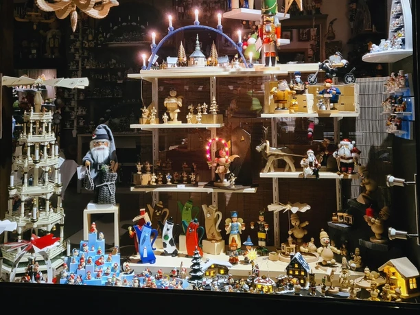 Schaufensterdekoration in der Kunststube Siegel in Kurort Oberwiesenthal