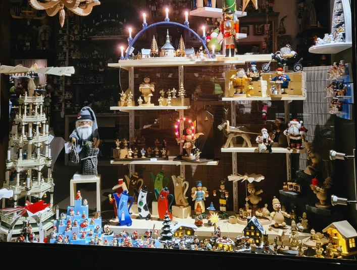 Schaufensterdekoration in der Kunststube Siegel in Kurort Oberwiesenthal