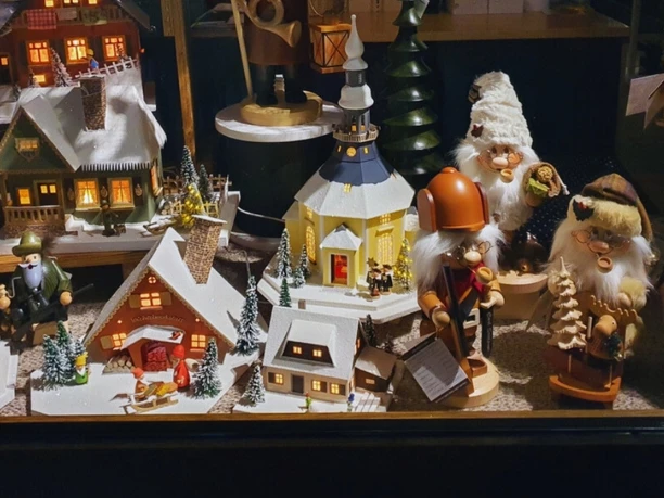 Schaufensterdekoration in der Kunststube Siegel in Kurort Oberwiesenthal