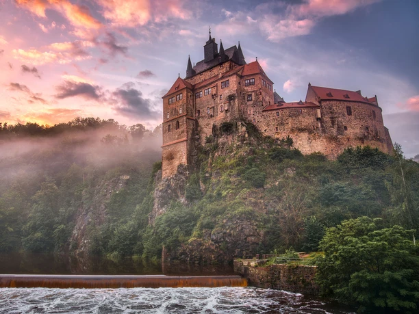 Burg Kriebstein in der Region Leipzig - Sehenswürdigkeiten in Leipzig und Region Die Burg Kriebstein thront hoch auf dem Felsen über dem Fluss Zschopau.