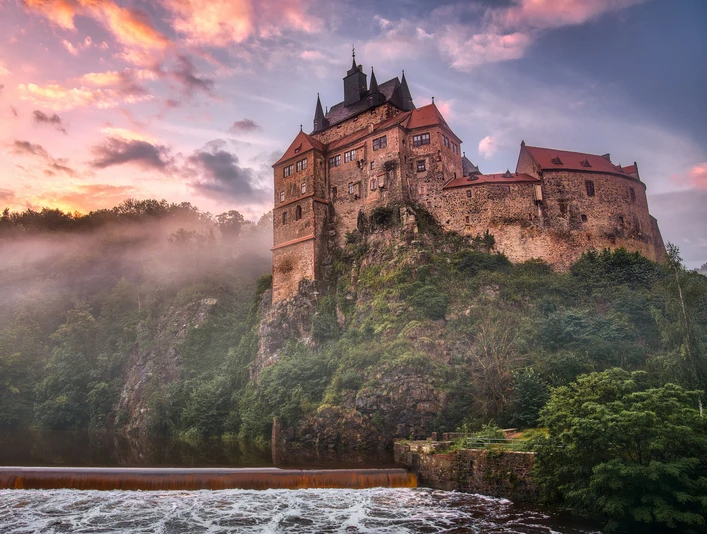 Burg Kriebstein in der Region Leipzig - Sehenswürdigkeiten in Leipzig und Region Die Burg Kriebstein thront hoch auf dem Felsen über dem Fluss Zschopau.