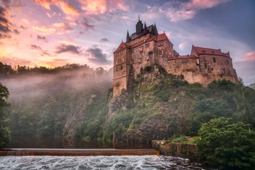 Le château de Kriebstein est perché sur un rocher au-dessus de la rivière Zschopau.