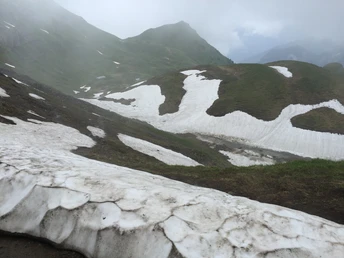 Achtung: Im Vorsommer können auf dem Nordhang noch Altschneefelder liegen!