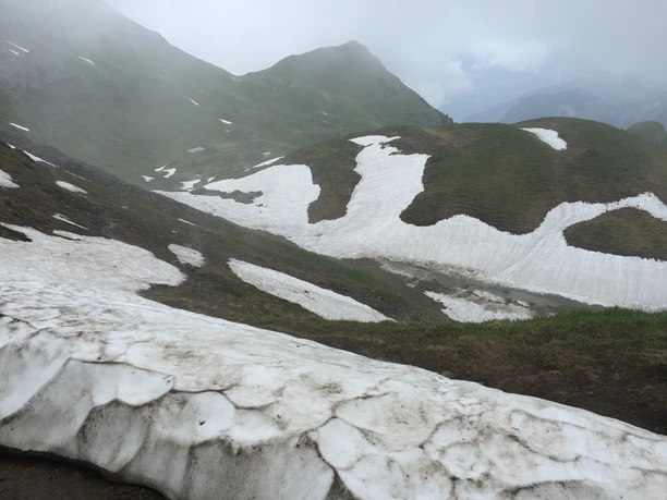 Achtung: Im Vorsommer können auf dem Nordhang noch Altschneefelder liegen!
