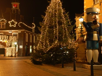 Wiehnachtsmarkt achter d`Waag Das Bild zeigt den Nussknacker vor dem Rathaus und den Eingang zum WiehnachtsmarktThe picture shows the nutcracker in front of the town hall and the entrance to the Christmas marketBilledet viser nøddeknækkeren foran rådhuset og indgangen til julemarkedet.De foto toont de notenkraker voor het stadhuis en de ingang van de kerstmarkt