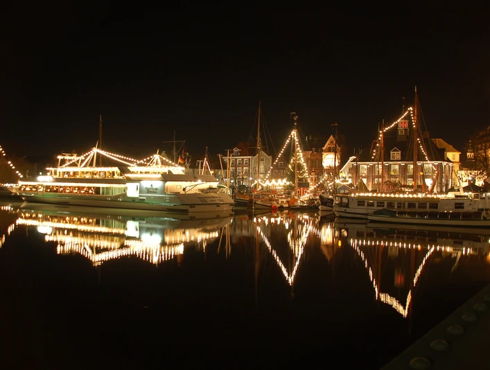 Wiehnachtsmarkt achter d`Waag Das Bild zeigt den Blick auf den Weihnachtsmarkt über das WasserThe picture shows the view of the Christmas market across the waterBilledet viser udsigten til julemarkedet på den anden side af vandet.De foto toont het uitzicht op de kerstmarkt aan de overkant van het water