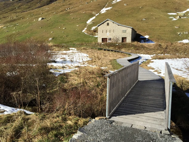 Eine wunderschöne Brücke beim Meer.