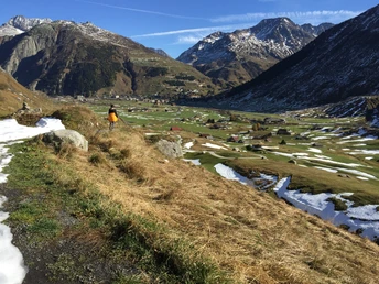 Manchmal auch reizvoll: Schneefelder und grüne Wiesen..