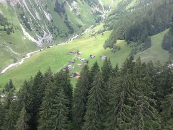 Blick hinunter auf die Alp Aesch