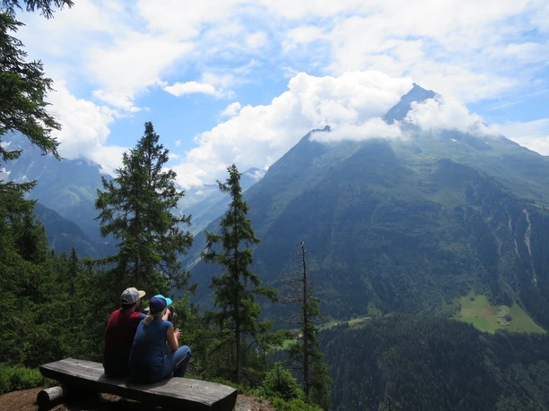 Der Bristen und links davon das Etzlital