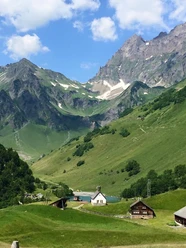 Aussicht vom Brüsti über die Alp Waldnacht zum Surenenpass