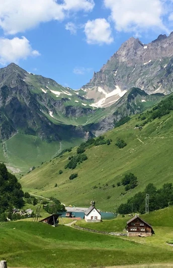 Aussicht vom Brüsti über die Alp Waldnacht zum Surenenpass