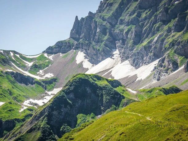 Blick über Angistock zum Surenenpass