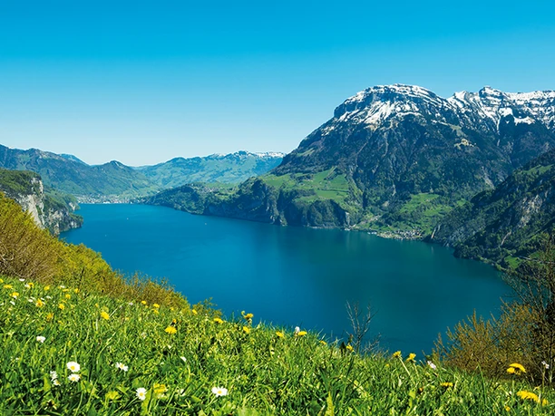 Eine aussichtsreiche Wanderung: Sicht auf den Urnersee