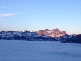 Rundsicht vom Brüsti bei Nebel