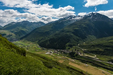 Blick vom Urschner Höhenweg auf Hospental und auf die Gotthardpassstrasse