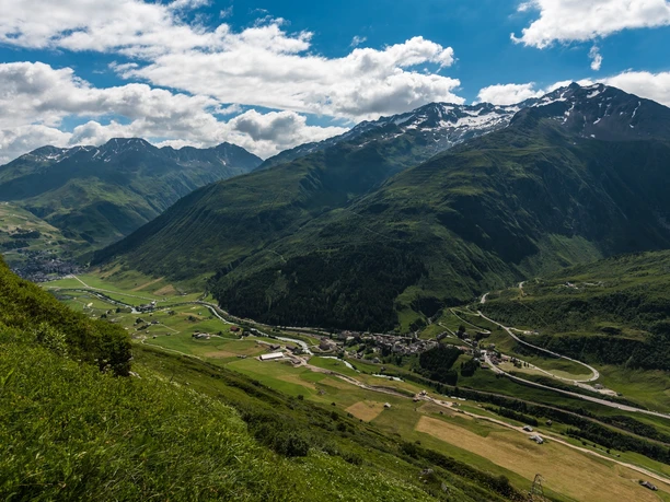 Blick vom Urschner Höhenweg auf Hospental und auf die Gotthardpassstrasse