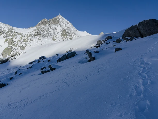 Der Anstieg auf die Fellilücke ist kurz, aber oft noch bis weit in den Sommer mit Altschnee bedeckt