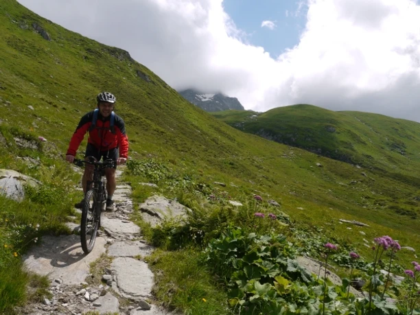 Biketour Maighelspass: Achtun schwerer Downhill!