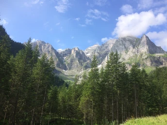 Begleitet von schroffen Felswänden