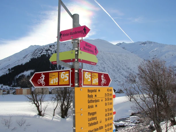 Im Urserental sind auch die Winterwanderwege gut signalisiert