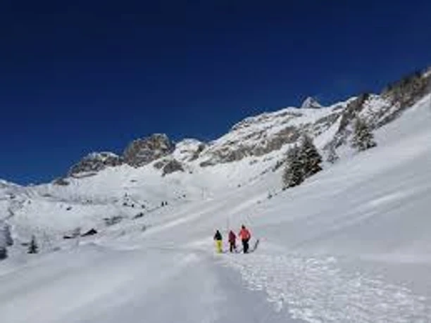 Winterwanderweg auf der Sonnenterrasse im Schächental