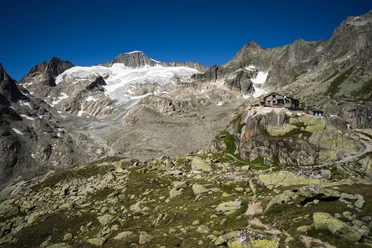 Die Albert-Heim-Hütte liegt mitten in der alpinen Bergwelt.