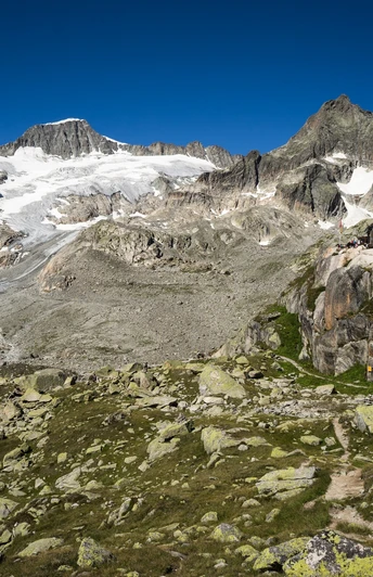 Die Albert-Heim-Hütte liegt mitten in der alpinen Bergwelt.