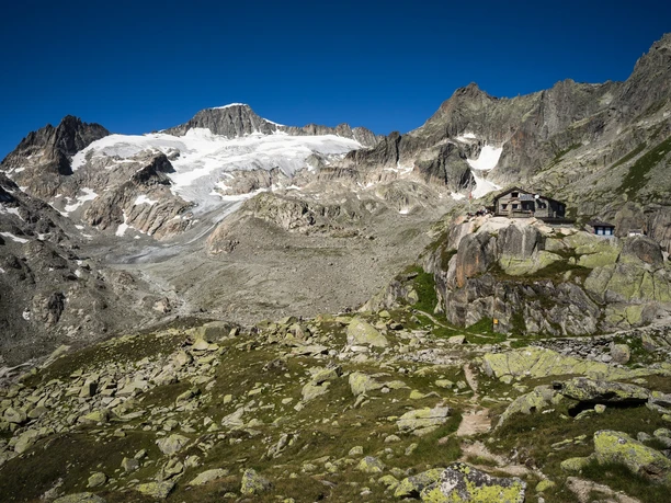Die Albert-Heim-Hütte liegt mitten in der alpinen Bergwelt.