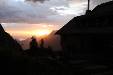 Die Lidernenhütte ist berühmt für die Sonnenuntergänge
