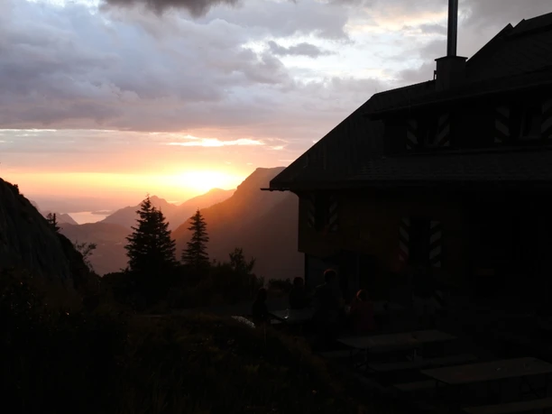 Die Lidernenhütte ist berühmt für die Sonnenuntergänge