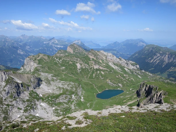 Mitten durch die karge Bergwelt