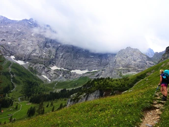 Unter schroffen Felsen hindurch ...