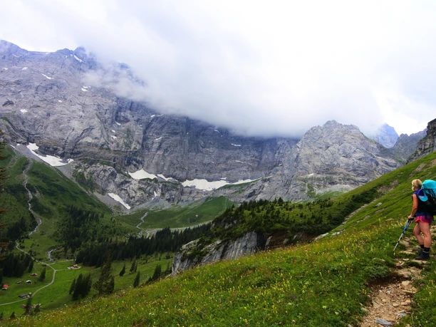 Unter schroffen Felsen hindurch ...
