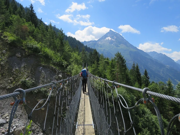 Die Hängebrücke erspart uns einige Höhenmeter