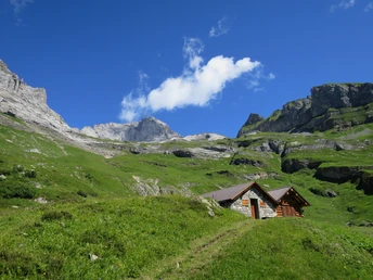 Auf Golzern ist die Landschaft geprägt durch eine traditionelle Alpwirtschhaft