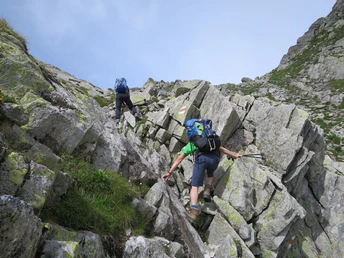 Wer gerne kraxelt, geniesst hier das abwechslungsreiche Gelände