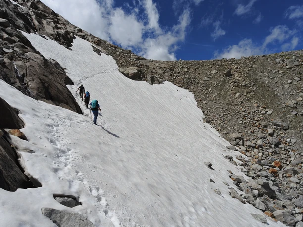 Im Gotthardgebiet muss man immer mit Altschneefeldern rechnen.