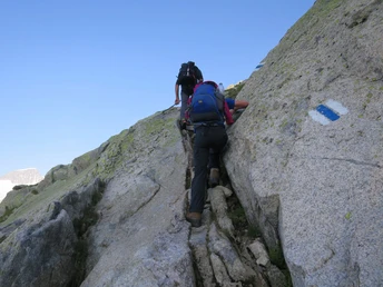 Auf einem alpinen Wanderweg vom Urserental in die Gösheneralp
