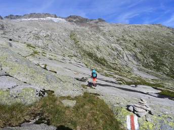 Über eine weite Felswüste Richtung Meiental