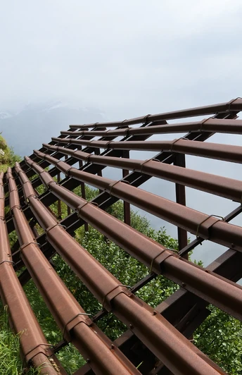 Im Sommer mitten durch eine Lawinenverbauung