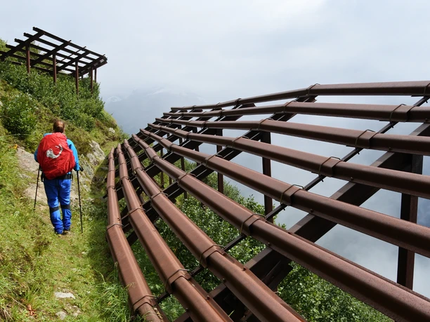 Im Sommer mitten durch eine Lawinenverbauung