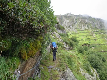 Von Gurtnellen Dorf aus geht es zuerst tüchtig bergauf!